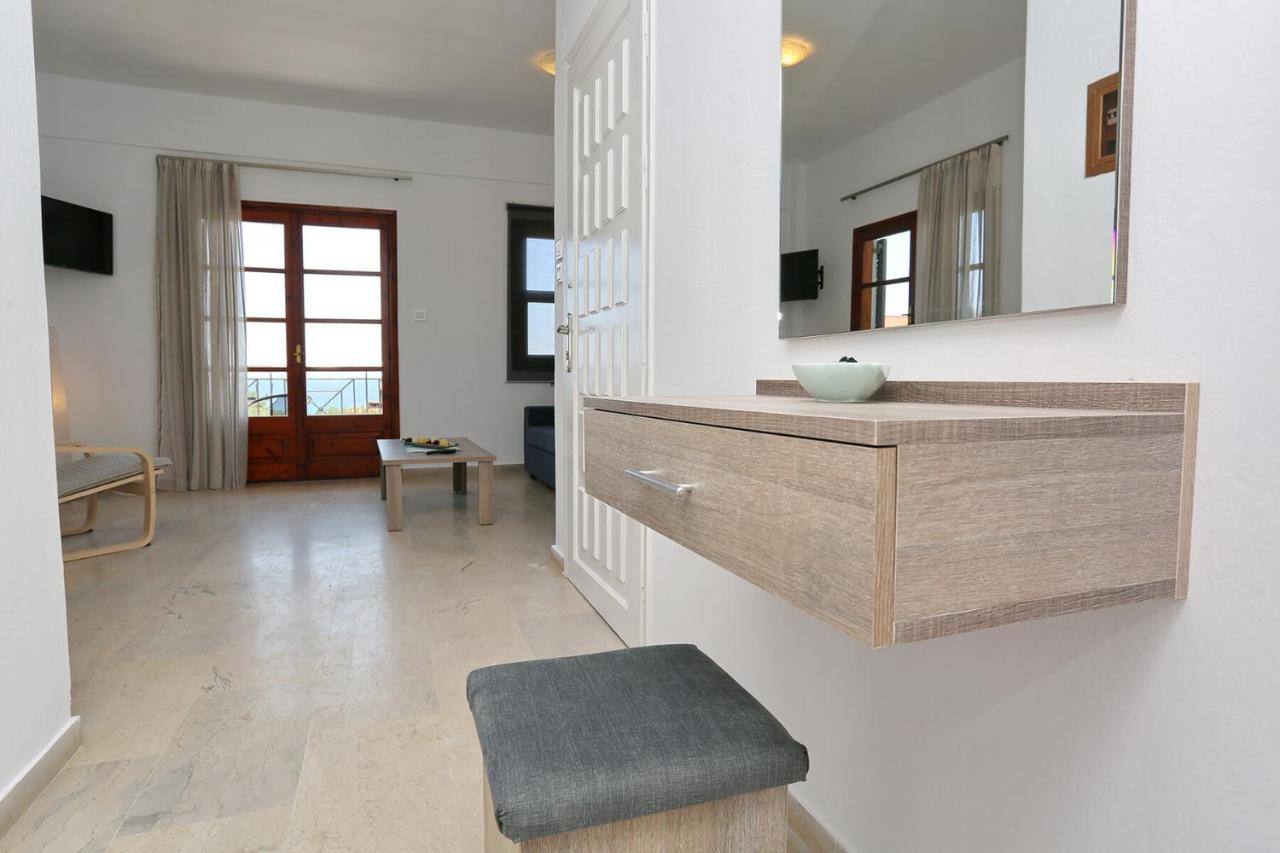 Merida Apartments Mola Kalyva Eksteriør billede