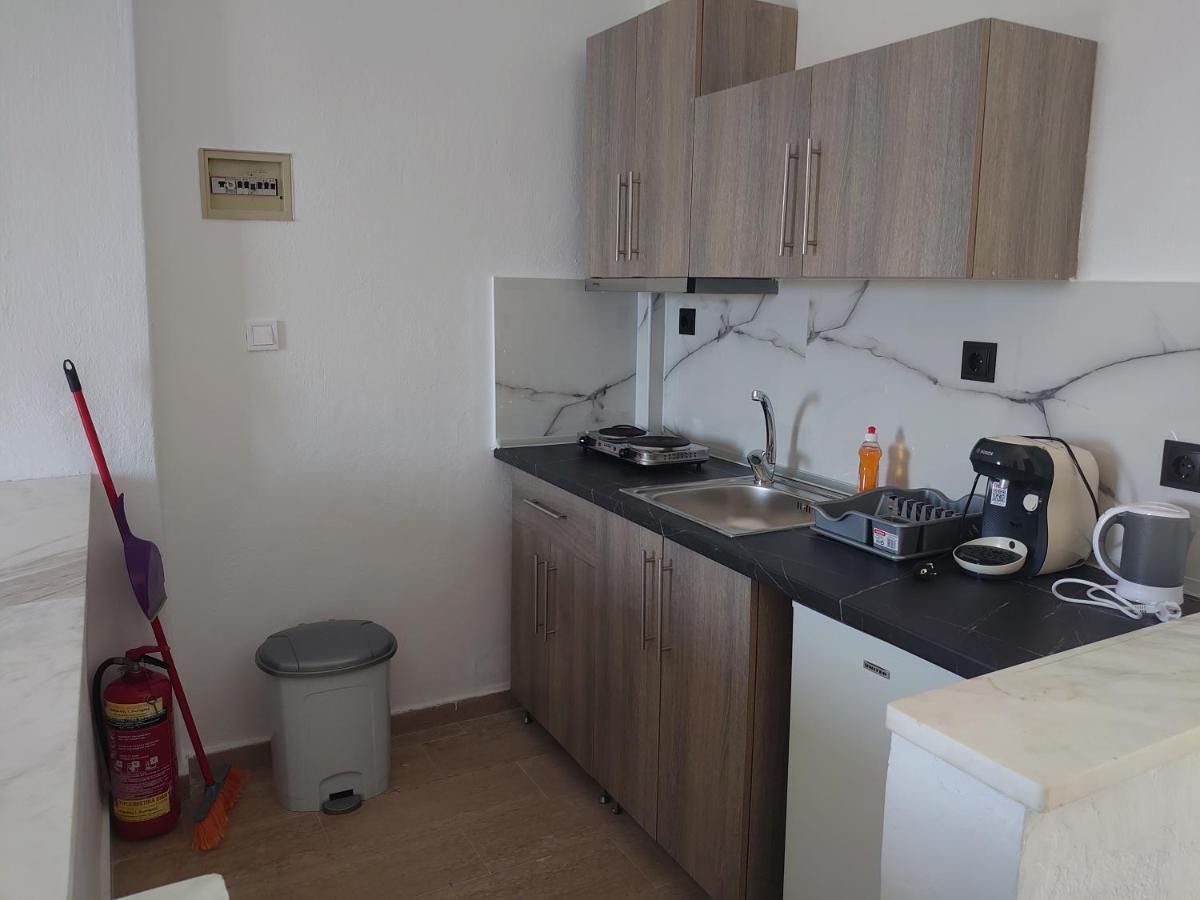 Merida Apartments Mola Kalyva Eksteriør billede